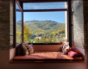 马夫罗沃Chalet Mila的山景靠窗座位