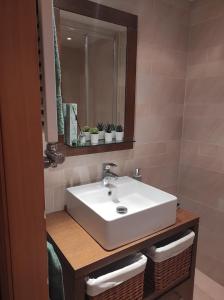 维拉德塞斯Apartamento en Viladecans cerca del aeropuerto的浴室设有白色水槽和镜子