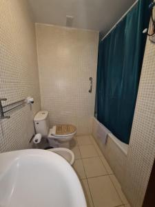 格拉纳迪利亚德亚沃纳Las Brisas的浴室配有卫生间、盥洗盆和浴缸。