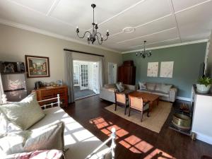 乔治Protea Manor的客厅配有沙发和桌子