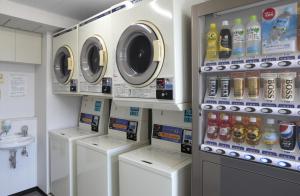 高知高知播磨屋西铁酒店的洗衣房配有洗衣机和水槽