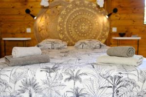 圣弗朗索瓦Résidence Mapou : Bungalow Cycas - logement de charme avec piscine的一张大床,上面有毛巾