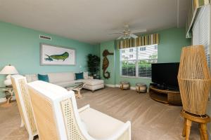 德通纳海滩海岸Unit 103 Opus - 3 Bedroom Ocean Front的带沙发和电视的客厅