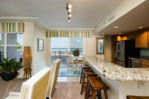德通纳海滩海岸Unit 103 Opus - 3 Bedroom Ocean Front的一间厨房和海景用餐室