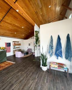 Del NorteMellow Moon Lodge的大型客房设有木制天花板和木地板。