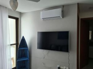 塔曼达雷Apartamento Beira mar Praia dos Caneiros的挂在墙上的平面电视