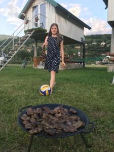 普拉夫Begov kamp, Plav的站在烧烤架旁的女孩,带着球