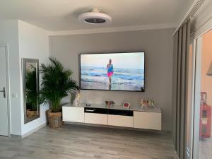 ArayaMagnífico apartamento vistas increíbles al océano-Caletillas-Candelaria的客厅设有壁挂式平面电视。