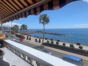 ArayaMagnífico apartamento vistas increíbles al océano-Caletillas-Candelaria的从酒店阳台可欣赏到海景