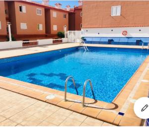 ArayaMagnífico apartamento vistas increíbles al océano-Caletillas-Candelaria的大楼里的一个大型蓝色游泳池