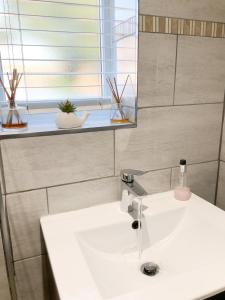 雷丁Corbridge Road的浴室设有白色水槽和镜子