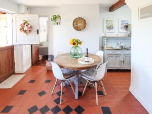 劳斯Rose Cottage的厨房配有木桌和椅子
