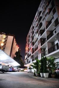 清迈Airport Resident的夜间大型公寓大楼外停有车辆