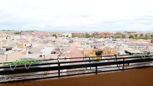 哈恩Slappe Jaén I的阳台享有城市美景。