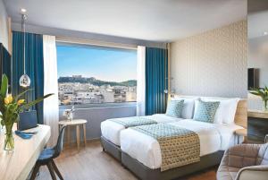 雅典大雅典温德姆酒店的酒店客房设有一张床和一个大窗户
