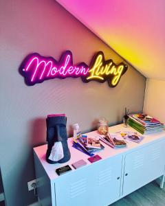 于南格Modern Living的墙上有 ⁇ 虹灯标志的桌子