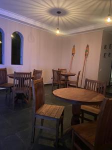 瓜鲁雅Pousada As Ondas的用餐室配有木桌和椅子