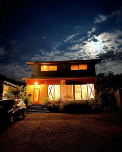 IkedaCANOA GUEST HOUSE A room - Vacation STAY 50937v的前面有灯的小房子