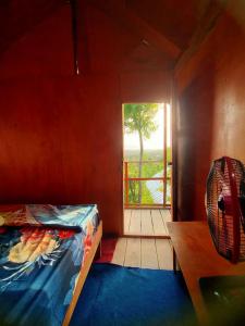 珀尼达岛鲁玛博宏山间小屋的小房间设有床和窗户