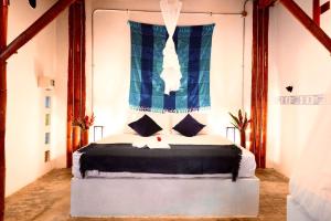 帕洛米诺Kanta Sana的一间卧室配有一张带蓝色窗户的床