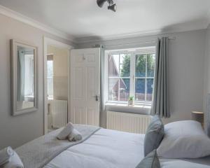 诺里奇Chapel Break, 2 Bed, 2 Bathroom House With Parking & Fast Wifi的卧室配有白色的床和窗户。