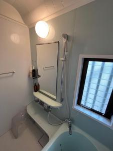 本宫Villa KUMANO的一间带镜子和水槽的浴室