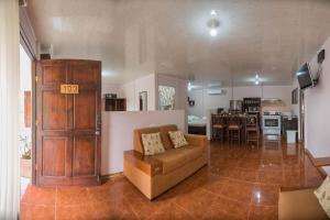 福尔图纳Cabañas del Rio的带沙发的客厅和厨房