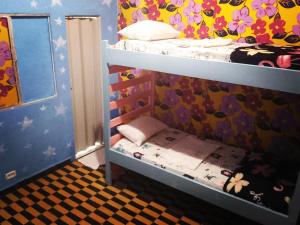 累西腓Hostel & Pousada UFPE INN的一间卧室配有两张双层床。