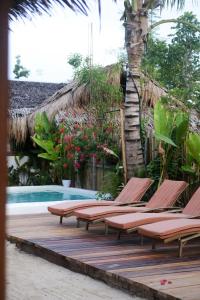 卢纳将军城Happiness Beach Resort Siargao的游泳池旁的一排躺椅