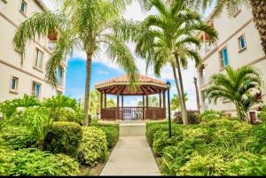 Turtle CoveLa Vista Azul - Lovely Spacious Condo close to Grace Bay - Free Wi-Fi的棕榈树建筑中间的凉亭