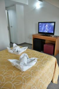 格塞尔镇Belmar的酒店客房,配有两张带毛巾的床