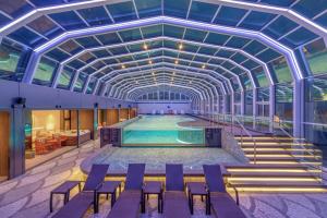 首尔首尔大使 - 铂尔曼酒店的一座带天花板的建筑中的游泳池