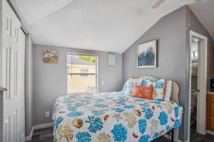圣徒皮特海滩C6-Manatee的一间卧室设有一张床和一个窗口