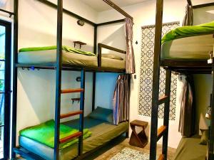 拜县Supermoon Cozy Hostel的宿舍内带四张双层床的房间