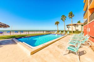 圣徒皮特海滩Emerald Isle 401 - Premier的一个带椅子的游泳池和海滩