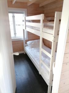 斯塔姆松Fishermans cabin in Lofoten, Stamsund的小屋内的双层床间 - 带两张双层床
