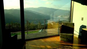 辛方伊什阿斯杜瑞姆杜罗酒店的客房设有山景阳台。