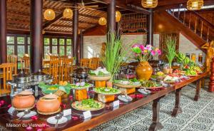 富国Maison Du VietNam Resort & Spa的餐厅餐桌上的自助餐