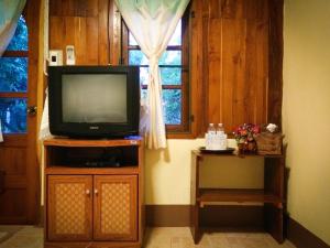 湄宏颂桑萨旺度假酒店的窗户房间里台上的电视