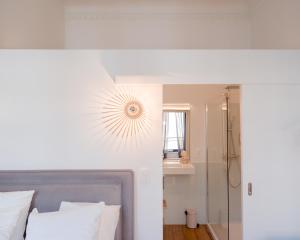 列日La Maison de Chestret的一间卧室配有一张床、淋浴和镜子