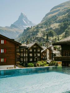 采尔马特BEAUSiTE Zermatt的山前设有游泳池的酒店