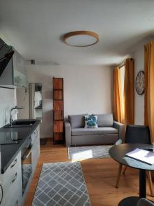 阿德蒙特Mini-Apartment Admont的客厅配有沙发和桌子