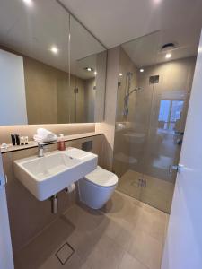 悉尼KozyGuru Bondi Junction Lovely 1 Bedroom Walk to Station NBD241的浴室配有卫生间、盥洗盆和淋浴。