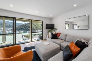 皮克顿Peaceful Escape - Picton Holiday Apartment的带沙发和大窗户的客厅