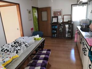 松山shiokaze guest house / Vacation STAY 6794的客房设有带桌子和台面的厨房