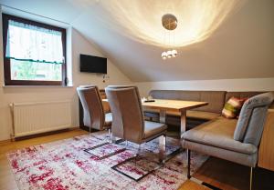 沃尔夫斯堡吉斯胡特高山旅馆的客厅配有沙发和桌椅