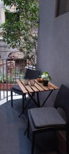 卡塔尼亚Terra Mia Suite的阳台上的木桌和盆栽植物