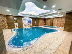 巴库Premier Palace Baku的大型游泳池,位于酒店带大型游泳池的客房