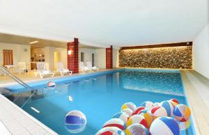 施马伦贝格苏尔地阿尔平酒店的一间酒店客房内的游泳池,设有排球和球