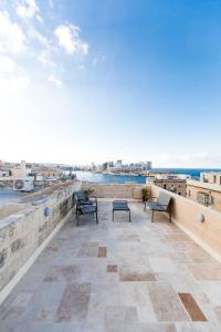 瓦莱塔Valletta Collection - 101 Republic的阳台设有长椅,享有海景。